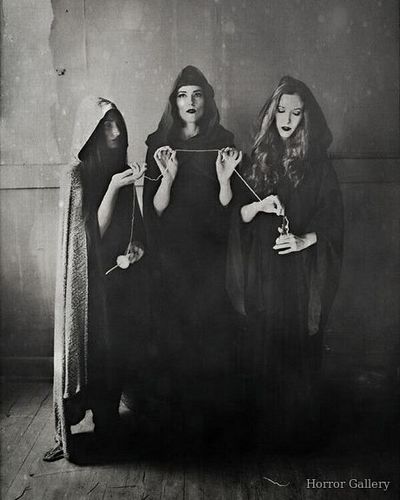 Три молодые ведьмы с нитью