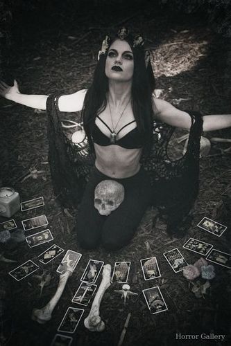 Ведьма проводящая ритуал