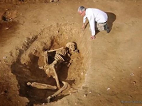 Раскопанный скелет гиганта