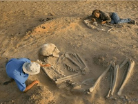 Археологи со скелетом гиганта
