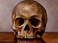 Человеческий череп на лакированном столике