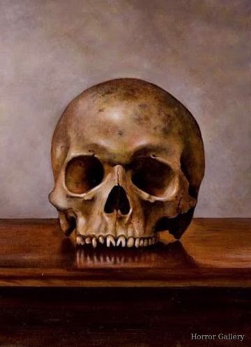 Человеческий череп на лакированном столике