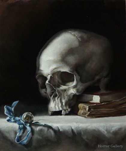 Человеческий череп лежащий на книгах