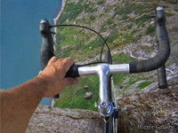 Падение велобайкера с горы