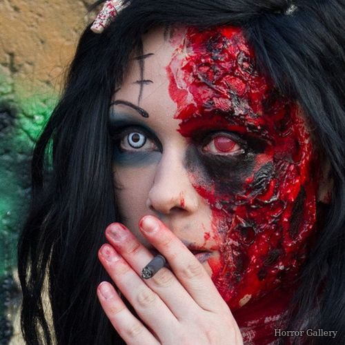 Девушка с зомби-макияжем