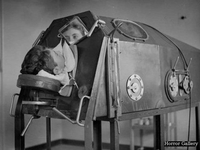 Пациент в машине Железные легкие (1938 год)