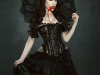 Модель в образе готической вампирши
