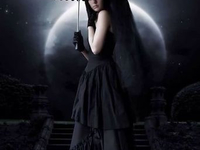 Девушка в черном платье под зонтом