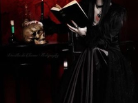 Девушка в черном с книгой и черепом
