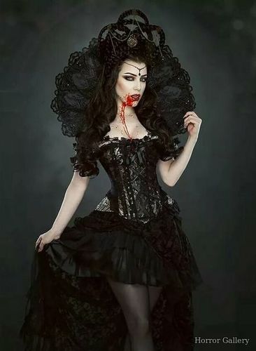 Модель в образе готической вампирши