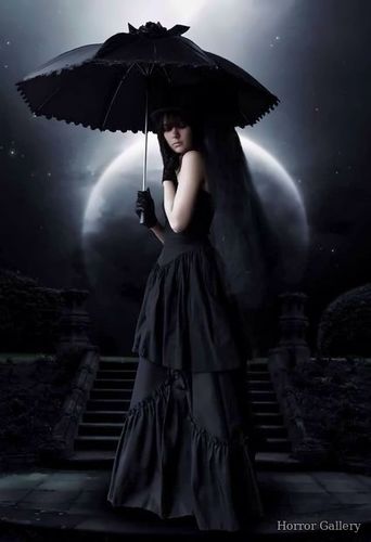 Девушка в черном платье под зонтом