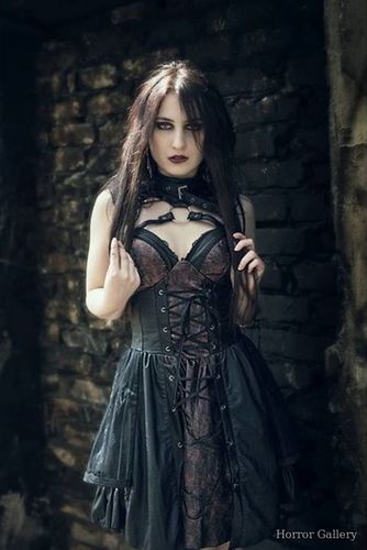 Девушка в черном летнем платье