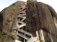 Лестница, скала Гуатапе. Колумбия