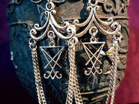 Длинные люциферианские серьги