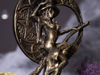 Ведьма на метле (свеча)