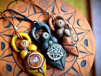 Оккультные глиняные украшения