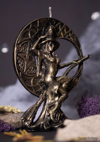 Ведьма на метле (свеча)