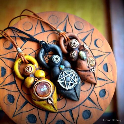 Оккультные глиняные украшения